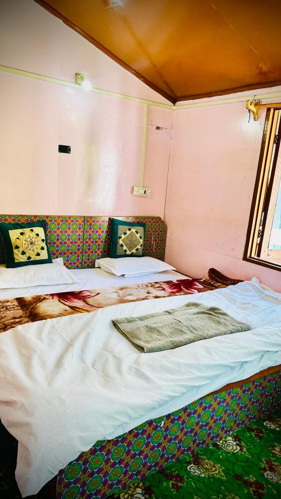 Al Hayat Guest House Pahalgam Bagian luar foto